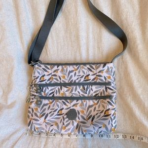 Kipling crossbody purse. Excellent condition, lots of pockets/compartments!